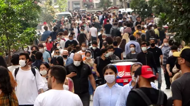 Tam Kapanma bitti, vatandaş İstiklal Caddesine akın etti Tam Kapanma bitti, vatandaş İstiklal Caddesine akın etti