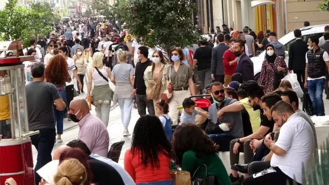 Tam Kapanma bitti, vatandaş İstiklal Caddesine akın etti Tam Kapanma bitti, vatandaş İstiklal Caddesine akın etti