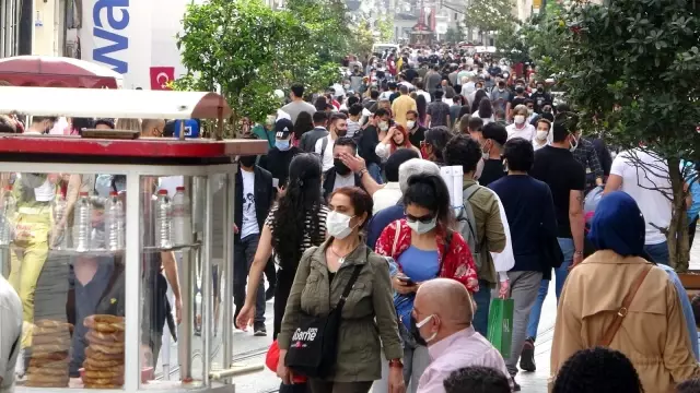 Tam Kapanma bitti, vatandaş İstiklal Caddesine akın etti Tam Kapanma bitti, vatandaş İstiklal Caddesine akın etti