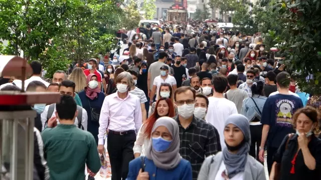 Tam Kapanma bitti, vatandaş İstiklal Caddesine akın etti Tam Kapanma bitti, vatandaş İstiklal Caddesine akın etti