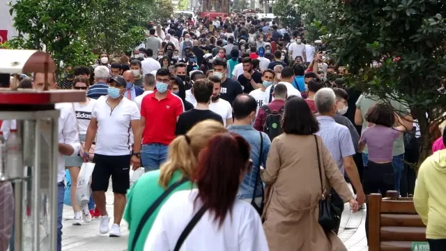 Tam Kapanma bitti, vatandaş İstiklal Caddesine akın etti Tam Kapanma bitti, vatandaş İstiklal Caddesine akın etti