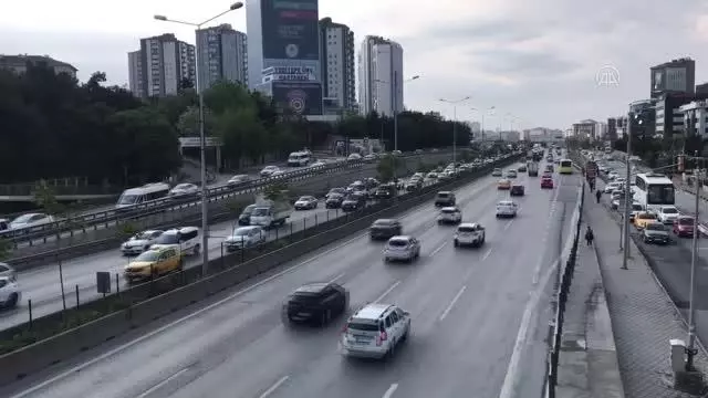 'Tam kapanma' döneminin sona ermesiyle trafik yoğunluğu arttı 'Tam kapanma' döneminin sona ermesiyle trafik yoğunluğu arttı