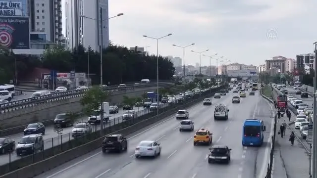 'Tam kapanma' döneminin sona ermesiyle trafik yoğunluğu arttı 'Tam kapanma' döneminin sona ermesiyle trafik yoğunluğu arttı
