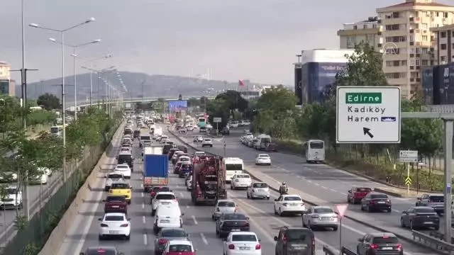 'Tam kapanma' döneminin sona ermesiyle trafik yoğunluğu arttı 'Tam kapanma' döneminin sona ermesiyle trafik yoğunluğu arttı