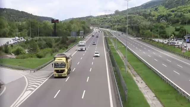 'Tam kapanma'nın sona ermesiyle İstanbul'a dönüş yolculuğu başladı