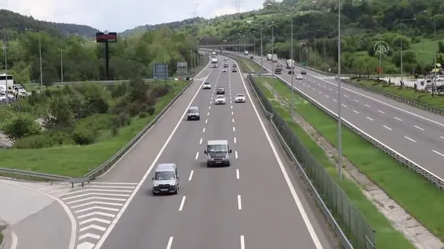 'Tam kapanma'nın sona ermesiyle İstanbul'a dönüş yolculuğu başladı