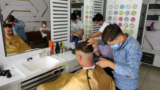 Tam kapanma sonrası berberlerde yoğunluk: Tıraş olmak için saatlerce sıra beklediler