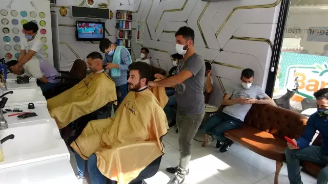 Tam kapanma sonrası berberlerde yoğunluk: Tıraş olmak için saatlerce sıra beklediler