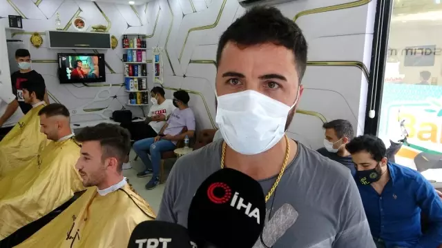Tam kapanma sonrası berberlerde yoğunluk: Tıraş olmak için saatlerce sıra beklediler