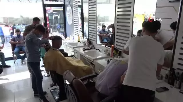 Tam kapanma sonrası berberlerde yoğunluk: Tıraş olmak için saatlerce sıra beklediler