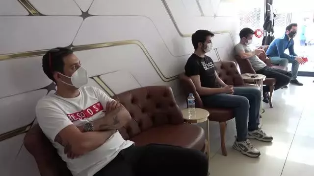 Tam kapanma sonrası berberlerde yoğunluk: Tıraş olmak için saatlerce sıra beklediler