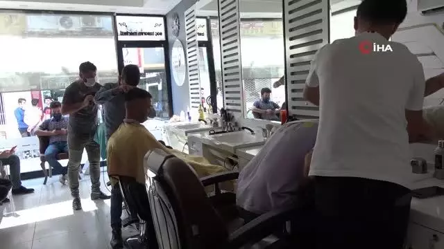 Tam kapanma sonrası berberlerde yoğunluk: Tıraş olmak için saatlerce sıra beklediler
