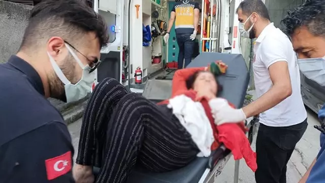 Tartıştığı oğlu ekmek bıçağıyla saldırdı! Can havliyle komşularına sığındı Tartıştığı oğlu ekmek bıçağıyla saldırdı! Can havliyle komşularına sığındı
