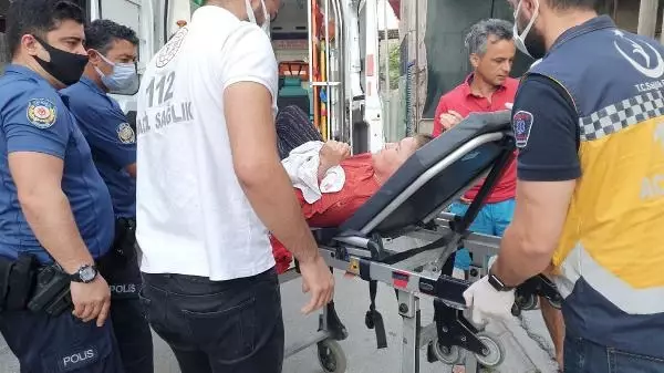 Tartıştığı oğlu ekmek bıçağıyla saldırdı! Can havliyle komşularına sığındı Tartıştığı oğlu ekmek bıçağıyla saldırdı! Can havliyle komşularına sığındı