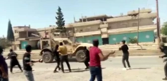Terör örgütü YPG/PKK yandaşları Suriye'de ABD ordusu araçlarını taşladı