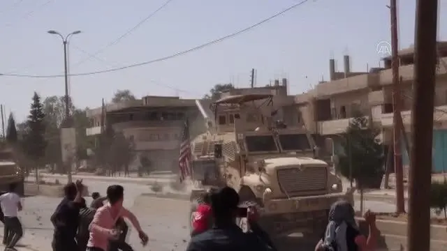 Terör örgütü YPG/PKK yandaşları Suriye'de ABD ordusu araçlarını taşladı (2) Terör örgütü YPG/PKK yandaşları Suriye'de ABD ordusu araçlarını taşladı (2)