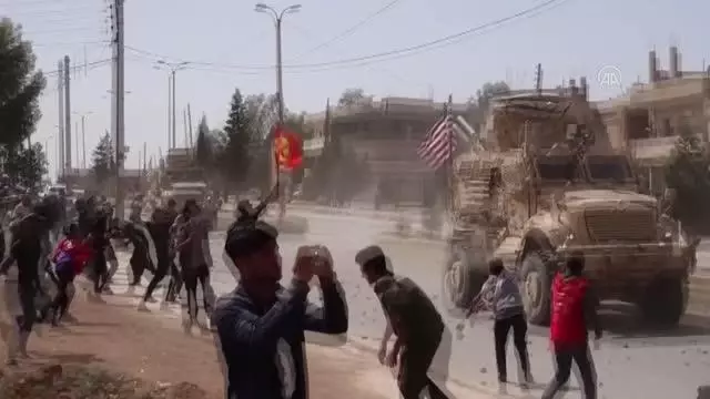 Terör örgütü YPG/PKK yandaşları Suriye'de ABD ordusu araçlarını taşladı (2) Terör örgütü YPG/PKK yandaşları Suriye'de ABD ordusu araçlarını taşladı (2)