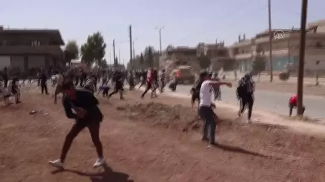 Terör örgütü YPG/PKK yandaşları Suriye'de ABD ordusu araçlarını taşladı (2) Terör örgütü YPG/PKK yandaşları Suriye'de ABD ordusu araçlarını taşladı (2)