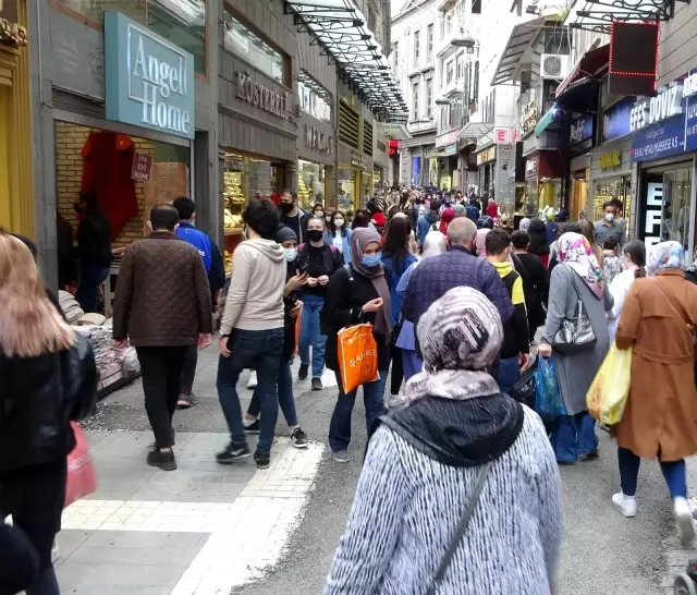 Trabzon'da kademeli normalleşmenin ilk gününde şehir merkezinde adım atacak yer kalmadı Trabzon'da kademeli normalleşmenin ilk gününde şehir merkezinde adım atacak yer kalmadı