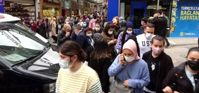 Trabzon'da kademeli normalleşmenin ilk gününde şehir merkezinde adım atacak yer kalmadı Trabzon'da kademeli normalleşmenin ilk gününde şehir merkezinde adım atacak yer kalmadı