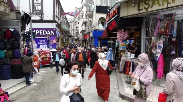 Trabzon'da kademeli normalleşmenin ilk gününde şehir merkezinde adım atacak yer kalmadı Trabzon'da kademeli normalleşmenin ilk gününde şehir merkezinde adım atacak yer kalmadı