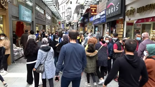 Trabzon'da kademeli normalleşmenin ilk gününde şehir merkezinde adım atacak yer kalmadı Trabzon'da kademeli normalleşmenin ilk gününde şehir merkezinde adım atacak yer kalmadı