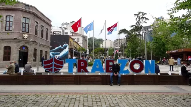 Trabzon'da kademeli normalleşmenin ilk gününde şehir merkezinde adım atacak yer kalmadı Trabzon'da kademeli normalleşmenin ilk gününde şehir merkezinde adım atacak yer kalmadı