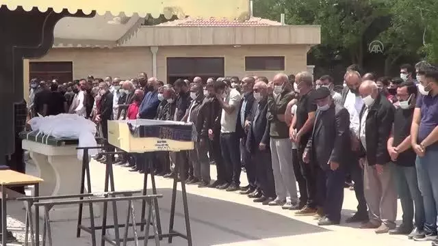 Trafik kazasında ölen baba ile 3 yaşındaki kızı gözyaşları arasında toprağa verildi Trafik kazasında ölen baba ile 3 yaşındaki kızı gözyaşları arasında toprağa verildi