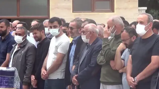 Trafik kazasında ölen baba ile 3 yaşındaki kızı gözyaşları arasında toprağa verildi Trafik kazasında ölen baba ile 3 yaşındaki kızı gözyaşları arasında toprağa verildi