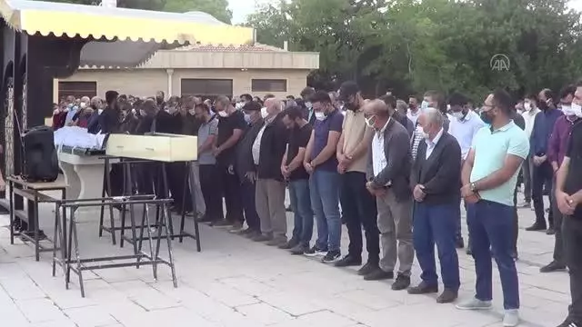 Trafik kazasında ölen baba ile 3 yaşındaki kızı gözyaşları arasında toprağa verildi Trafik kazasında ölen baba ile 3 yaşındaki kızı gözyaşları arasında toprağa verildi