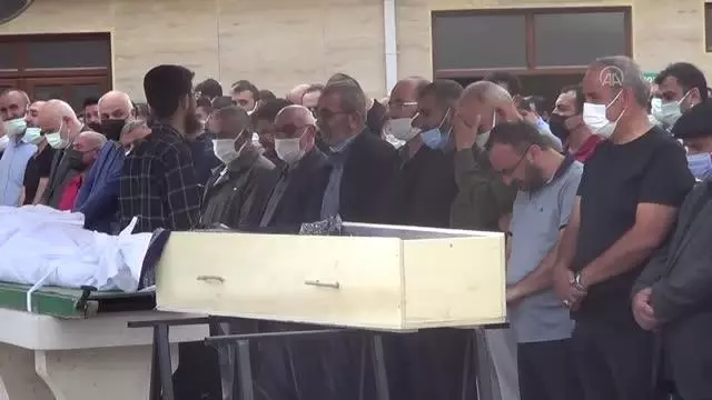 Trafik kazasında ölen baba ile 3 yaşındaki kızı gözyaşları arasında toprağa verildi Trafik kazasında ölen baba ile 3 yaşındaki kızı gözyaşları arasında toprağa verildi