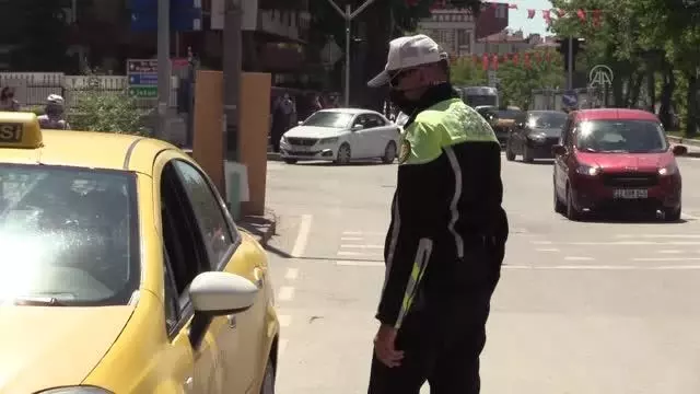 Trakya'da taksi ve dolmuşlar kademeli normalleşmenin ilk gününde denetlendi Trakya'da taksi ve dolmuşlar kademeli normalleşmenin ilk gününde denetlendi