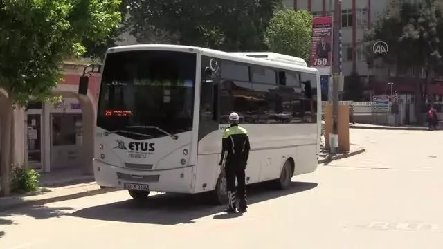 Trakya'da taksi ve dolmuşlar kademeli normalleşmenin ilk gününde denetlendi Trakya'da taksi ve dolmuşlar kademeli normalleşmenin ilk gününde denetlendi