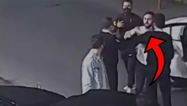 Ünlü yorumcu Uğur Karakullukçu'ya saldırı girişimi! Güvenlik kameralarına saniye saniye yansıdı Ünlü yorumcu Uğur Karakullukçu'ya saldırı girişimi! Güvenlik kameralarına saniye saniye yansıdı
