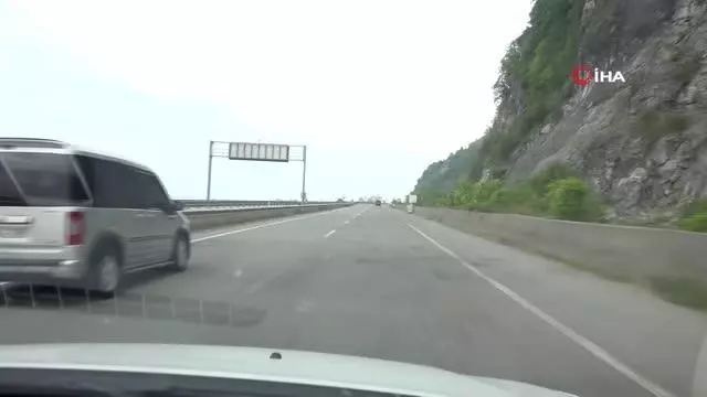 Uzun kuyrukların meydana geldiği Sarp Sınır Kapısı'nda tır trafiği normale döndü Uzun kuyrukların meydana geldiği Sarp Sınır Kapısı'nda tır trafiği normale döndü