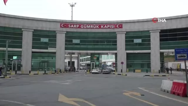 Uzun kuyrukların meydana geldiği Sarp Sınır Kapısı'nda tır trafiği normale döndü