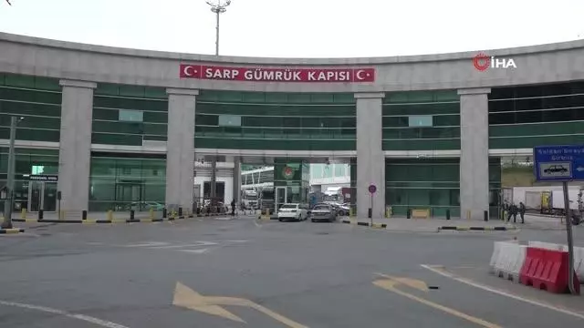 Uzun kuyrukların meydana geldiği Sarp Sınır Kapısı'nda tır trafiği normale döndü