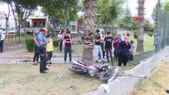 VİRAJI ALAMAYAN TAKSİ 2 KİŞİYE ÇARPIP, SEYHAN NEHRİ'NE DÜŞTÜ 2 YARALI VİRAJI ALAMAYAN TAKSİ 2 KİŞİYE ÇARPIP, SEYHAN NEHRİ'NE DÜŞTÜ 2 YARALI