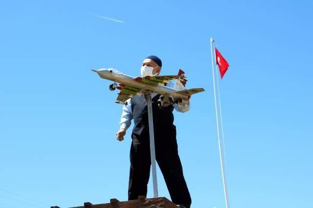 Yozgatlı vatandaş yaptığı F-16 maketini 5 bin TL'ye satışa çıkardı Yozgatlı vatandaş yaptığı F-16 maketini 5 bin TL'ye satışa çıkardı