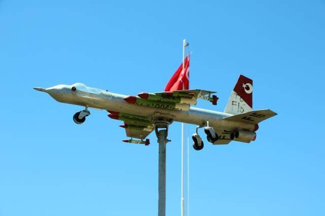 Yozgatlı vatandaş yaptığı F-16 maketini 5 bin TL'ye satışa çıkardı Yozgatlı vatandaş yaptığı F-16 maketini 5 bin TL'ye satışa çıkardı