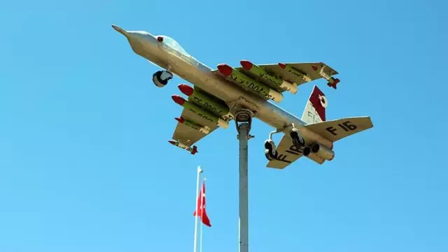 Yozgatlı vatandaş yaptığı F-16 maketini 5 bin TL'ye satışa çıkardı Yozgatlı vatandaş yaptığı F-16 maketini 5 bin TL'ye satışa çıkardı