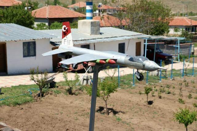 Yozgatlı vatandaş yaptığı F-16 maketini 5 bin TL'ye satışa çıkardı Yozgatlı vatandaş yaptığı F-16 maketini 5 bin TL'ye satışa çıkardı
