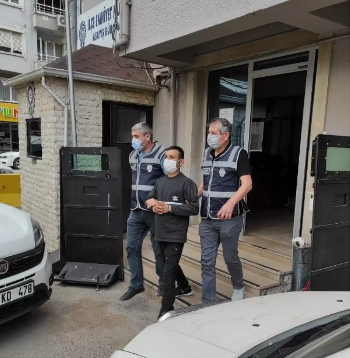 Yüksek sesle müzik dinleyen komşusunu uyardı, öldürüldü
