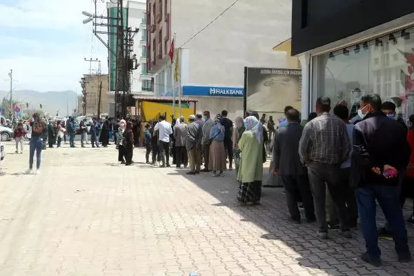 YÜKSEKOVA'DA, TAM KAPANMA SONRASI YOĞUNLUK