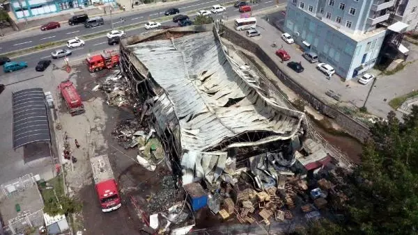 ZONGULDAK'TA YANAN MARKET HAVADAN GÖRÜNTÜLENDİ ZONGULDAK'TA YANAN MARKET HAVADAN GÖRÜNTÜLENDİ