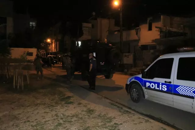 Son dakika haber... Adana'da sıcak dakikalar... Tartışığı şahıslara pompalı tüfekle ateş açarken sokakta oynayan çocuğu vurdu Son dakika haber... Adana'da sıcak dakikalar... Tartışığı şahıslara pompalı tüfekle ateş açarken sokakta oynayan çocuğu vurdu