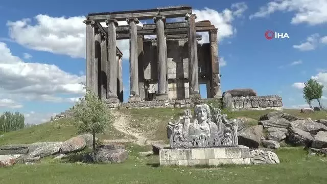 Aizanoi Antik Kenti ziyaretçilerini ağırlıyor Aizanoi Antik Kenti ziyaretçilerini ağırlıyor