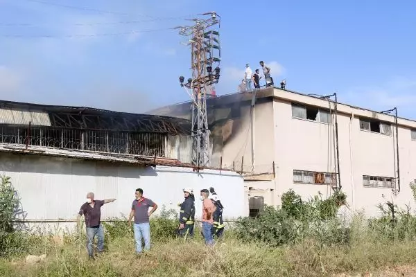 Antalya'da otel ekipmanları satan firmanın deposunda korkutan yangın Antalya'da otel ekipmanları satan firmanın deposunda korkutan yangın