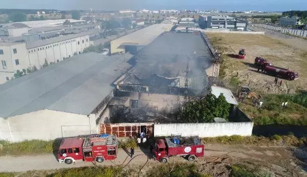 Antalya'da otel ekipmanları satan firmanın deposunda korkutan yangın Antalya'da otel ekipmanları satan firmanın deposunda korkutan yangın
