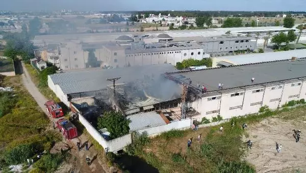 Antalya'da otel ekipmanları satan firmanın deposunda korkutan yangın Antalya'da otel ekipmanları satan firmanın deposunda korkutan yangın